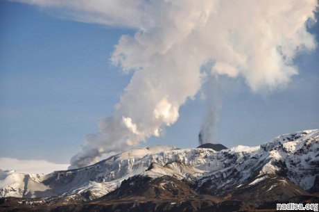 Жители Камчатки наблюдали снежный пеплопад вулкана Шивелуч