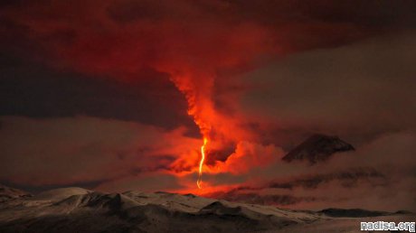 Камчатские вулканы порадовали восточное полушарие красочными извержениями