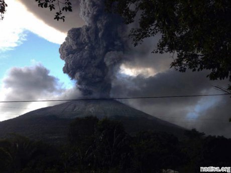 Сальвадорский вулкан Чапаррастике извергнул колонну пепла
