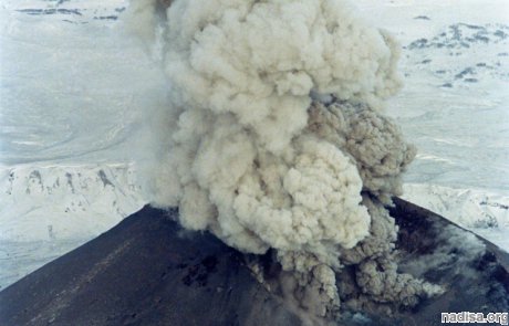 МЧС: Вулкан Карымский выбросил пепел на высоту до 1,5 км, шлейф растянулся на 120 км