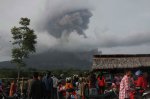Вулкан Синабунг в Индонезии «плюется» пеплом и лавой