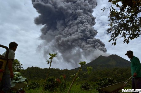 Вулкан Синабунг в Индонезии «плюется» пеплом и лавой