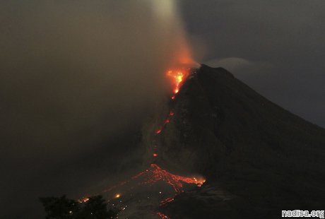 В Индонезии продолжается извержение вулкана Синабунг