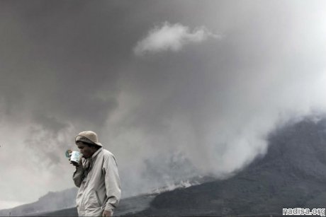 Вулкан Синабунг в Индонезии выбрасывает огромные порции пепла