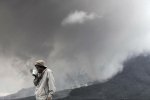 Вулкан Синабунг в Индонезии выбрасывает огромные порции пепла