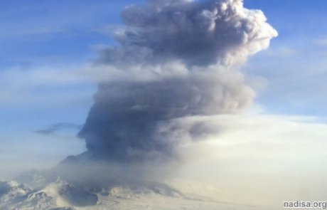 Вулкан Шивелуч на Камчатке вновь бросается пеплом