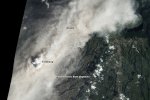 Спутник сфотографировал пепельный шлейф Синабунга