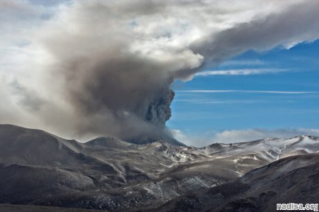 Два вулкана засыпают Камчатку пеплом