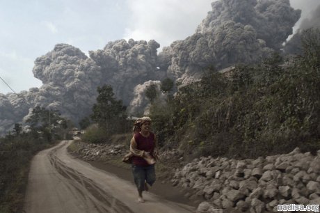 Фотообзор: Извержение вулканов Синабунг и Келуд в Индонезии