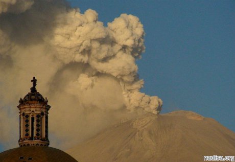 В Мексике разбушевался вулкан Попокатепетль