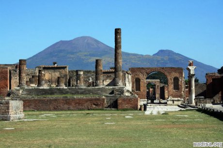 Из-за сильных дождей обрушилась часть древнего города Помпеи