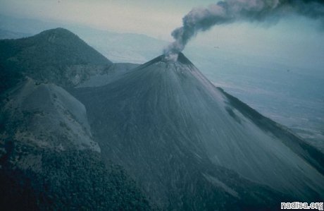 Гватемальский вулкан Пакайя выбросил колонну пепла