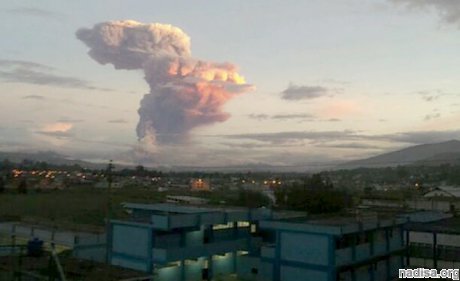 В Эквадоре вулкан «Огненное горло» вновь выплюнул пепел