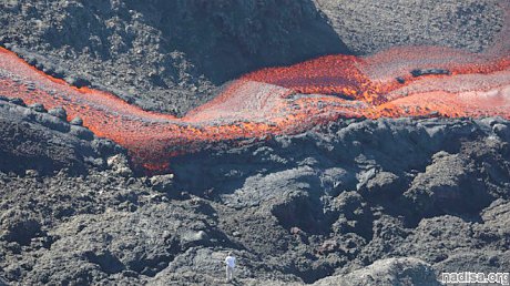 Гордость острова Реюньон, вулкан Питон-де-ла-Фурнез выбросил потоки лавы