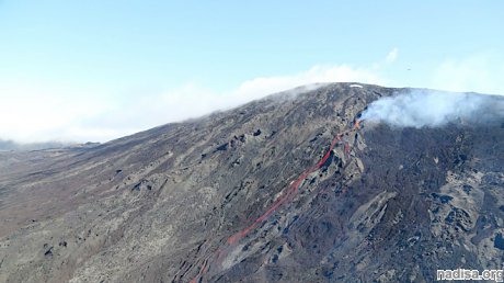 Гордость острова Реюньон, вулкан Питон-де-ла-Фурнез выбросил потоки лавы