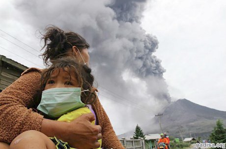 Буйствующий индонезийский вулкан Синабунг засыпал пеплом несколько селений