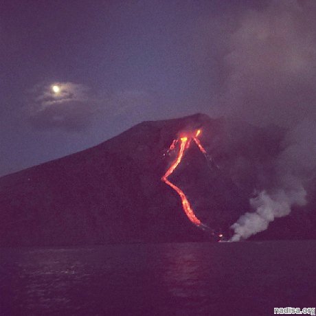 Итальянский вулкан Стромболи начал извергаться
