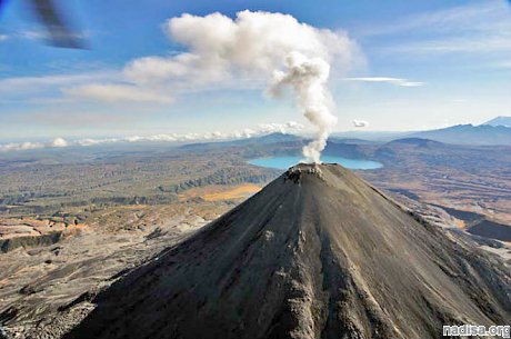 На Камчатке буйствуют вулканы Жупановский и Карымский