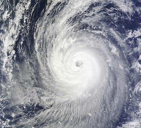 Тайфун «Фанфон» держит курс на Японию