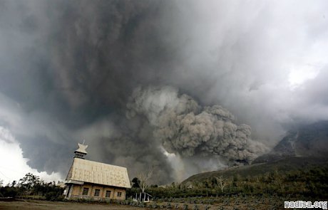 Вулкан Синабунг произвел 4 мощных выбросов за день