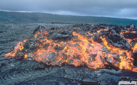 На Гавайях к населенному пункту приближается поток лавы