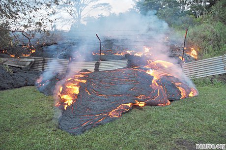 Река лавы угрожает гавайскому поселку Пахоа