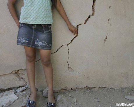 В результате землетрясения в Киргизии треснули здания школы и детсада