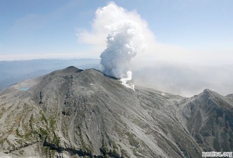 Вулкан Асо в Японии выбросил пепел на высоту 1 километра
