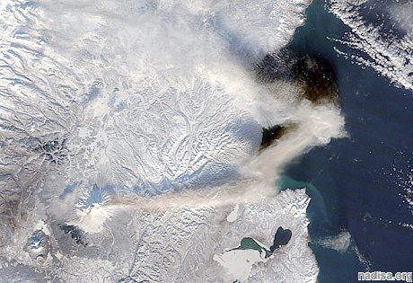Спутник запечатлел 250-километровый шлейф пепла от извержения вулкана