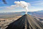 Вулкан Карымский на Камчатке выбросил столб пепла на высоту 4,5 километров
