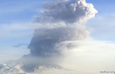 Вулкан Шивелуч выбросил 9-километровый столб пепла