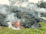 Вулканическая лава на Большом Острове Гавайи подбирается к АЗС и супермаркету