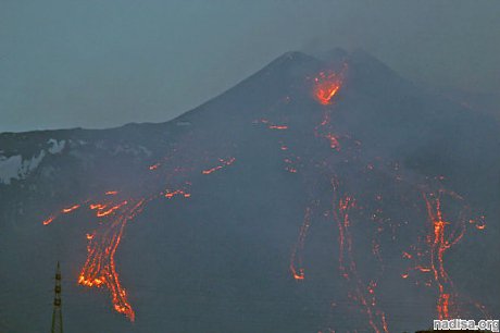 В Италии вулкан Этна продолжает демонстрировать признаки своей жизни
