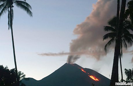 В Индонезии извергается вулкан Сопутан
