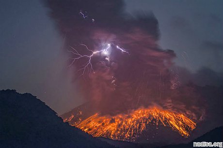 Ночное извержение вулкана Сакурадзима: раскаленная лава, клубы пепла и молнии