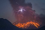 Ночное извержение вулкана Сакурадзима: раскаленная лава, клубы пепла и молнии