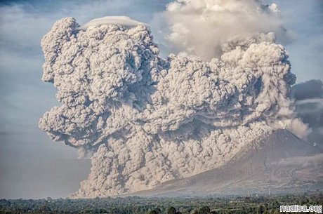 Индонезийский вулкан Синабунг изверг мощные пирокластические потоки