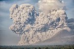 Индонезийский вулкан Синабунг изверг мощные пирокластические потоки