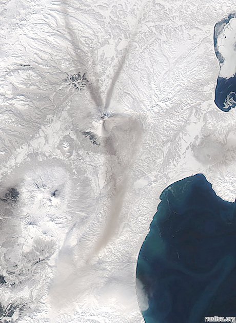 Спутник получил необычный снимок пеплопада у российского вулкана