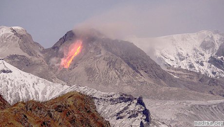 Вулкан Шивелуч изрыгнул мощный столб пепла