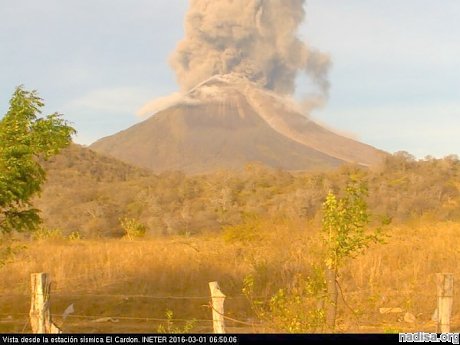 На вулкане Момотомбо вновь прогремели взрывы