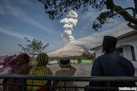 Индонезийский вулкан Синабунг продолжает сеять хаос