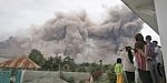 Индонезийский вулкан Синабунг продолжает производить взрывы