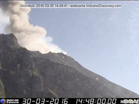 Над итальянским вулканом Стромболи поднимаются клубы пара