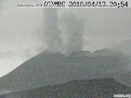Японский вулкан Сакурадзима извергается из двух кратеров
