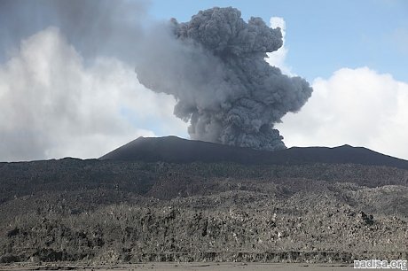 Индонезийский вулкан Дуконо упрямо продолжает свирепствовать
