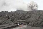 Индонезийский вулкан Дуконо упрямо продолжает свирепствовать
