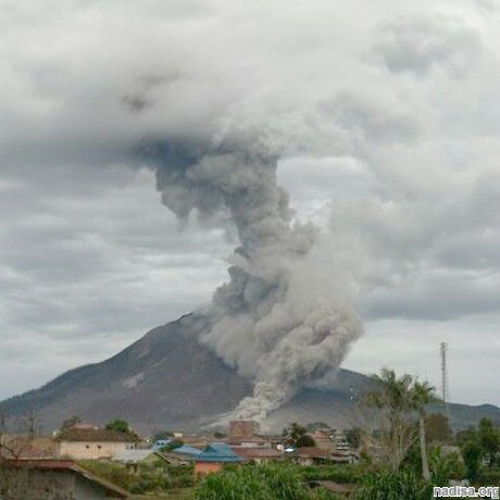 Вулкан Синабунг обрушил пирокластические потоки
