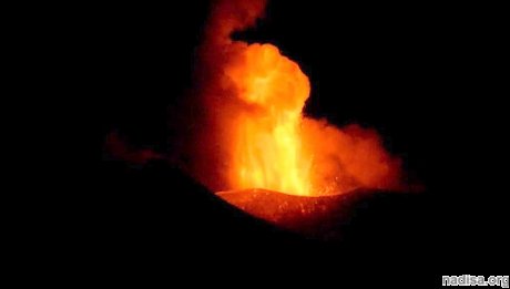 Сицилийский вулкан Этна извергается тоннами магмы и пепла