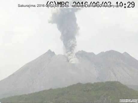 В Японии вулкан Сакурадзима вновь напоминает о себе